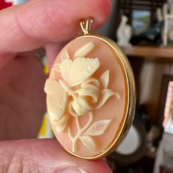 Vintage Trifari brand pendant featuring a butterfly - Picture 1 of 16